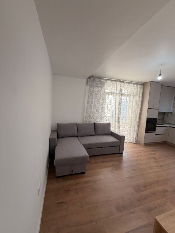 Apartament me qera 1+1