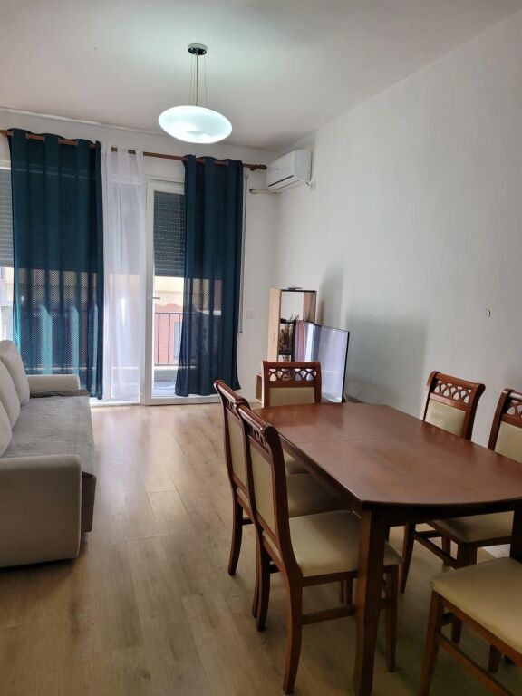 🏢In the 5 Maj area, Kompleksi Inerti offers for rent a 1+1 apartment, furnished. 40,000 Leke    
