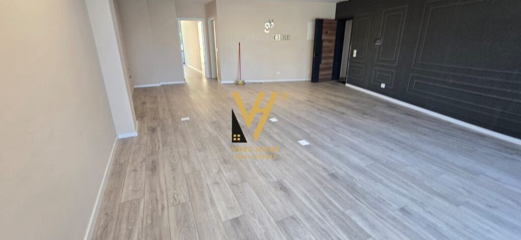 UFFICIO 102 M2 IN AFFITTO A LAKE VIEW 1.500 EURO