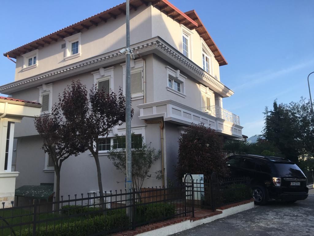 JEPET ME QIRA VILË 4-KATËSHE ME PISHINË – AKACIA HILLS, PRANË TEG