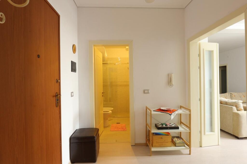 Shitet apartament  2+1+2prane tregut elektrike