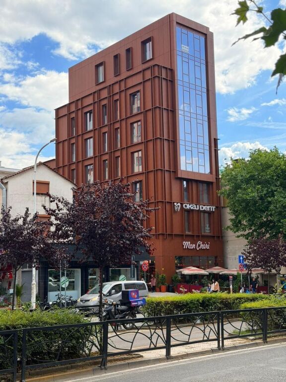 Jepet me qera Zyre 2+1 ne Qender/ Tek Rruga e Kavajes