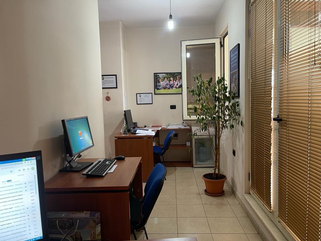 ● Me Qera: ZYRË 197 m² me 2 🚾📍DON BOSKO (Përballe Kishës Katolike) ⛪️ Kati 2, Ndarë në 7 Ambiente Pune + Depo | Çmimi: 850€ NETO/Muaj 🔥