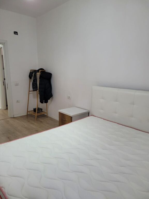 🏢In the 5 Maj area, Kompleksi Inerti offers for rent a 1+1 apartment, furnished. 40,000 Leke    