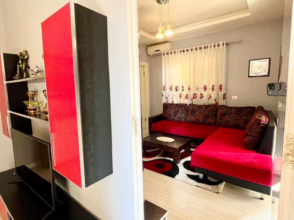 Apartament 1+1 me qera perballe Ekonomikut tek Ana Market