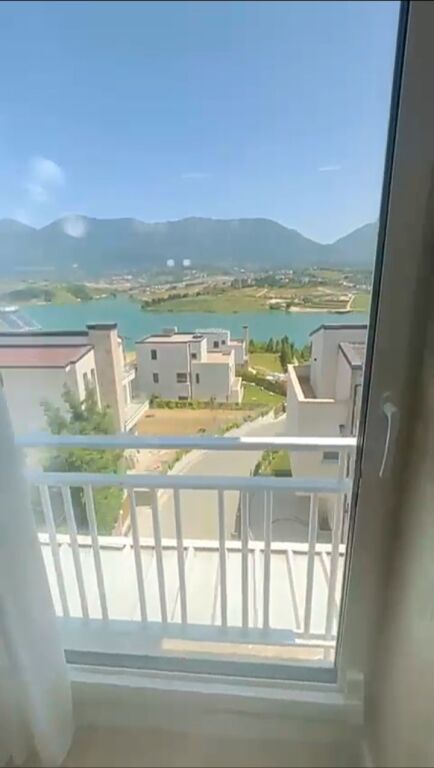 Në shitje pranë Liqenit të Farkës