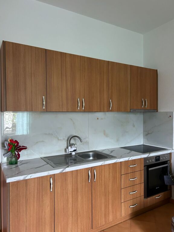Jepet me qera apartament 1+1 në Astir për vetëm 35 000 lekë