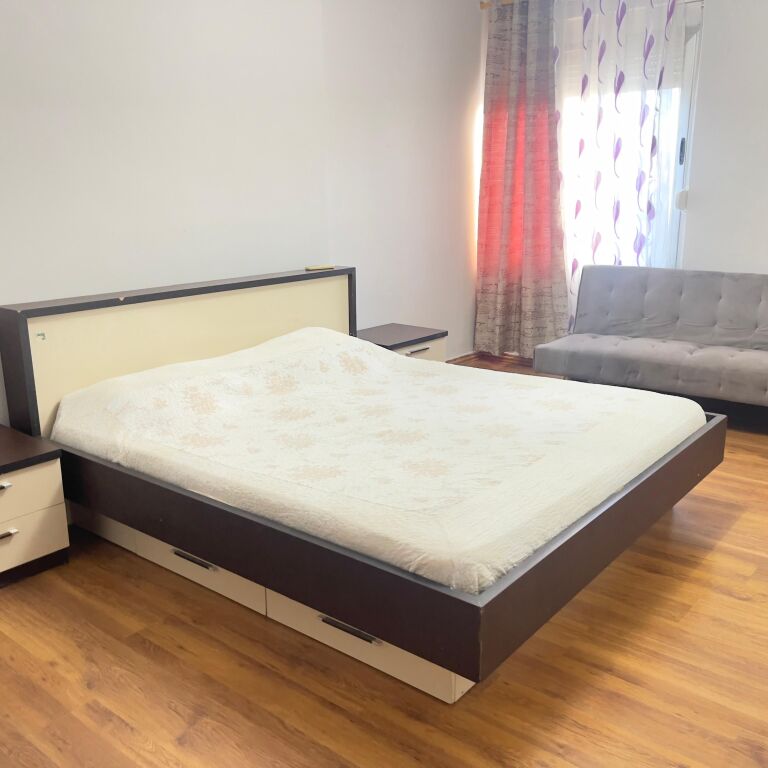 JEPET ME QIRA 1+1 XHAMLLIKU RR.XHANFIZE KEKO  50.000 LEKE