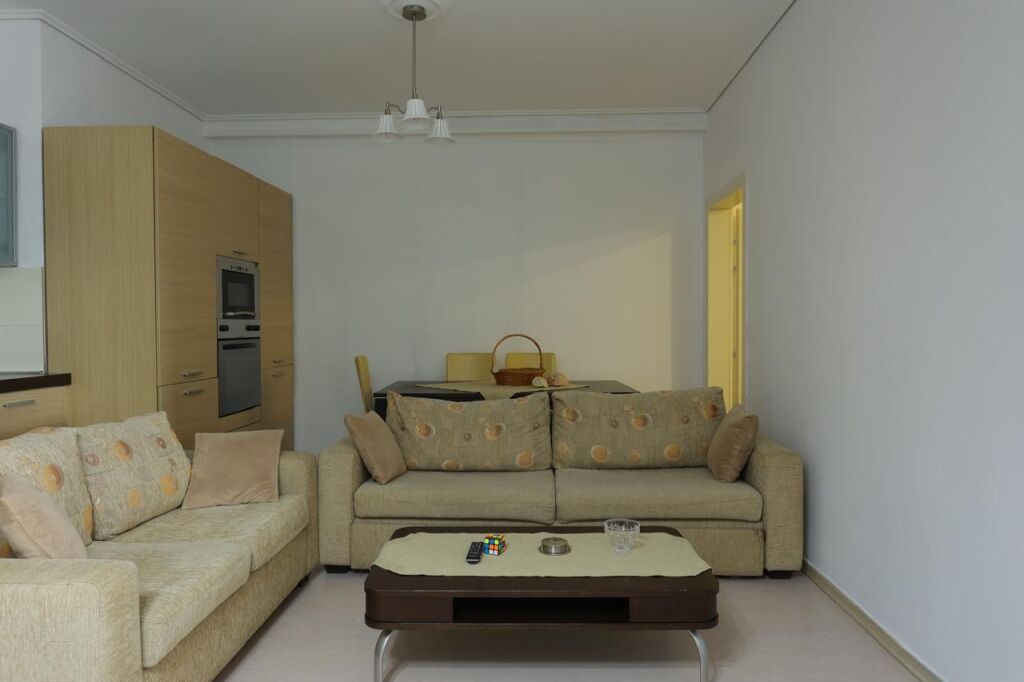 Shitet apartament  2+1+2prane tregut elektrike