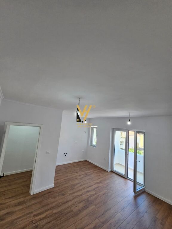 SHITET APARTAMENT 1+1+BLK TE SHKOLLA E KUQE 16.000.000 LEKE