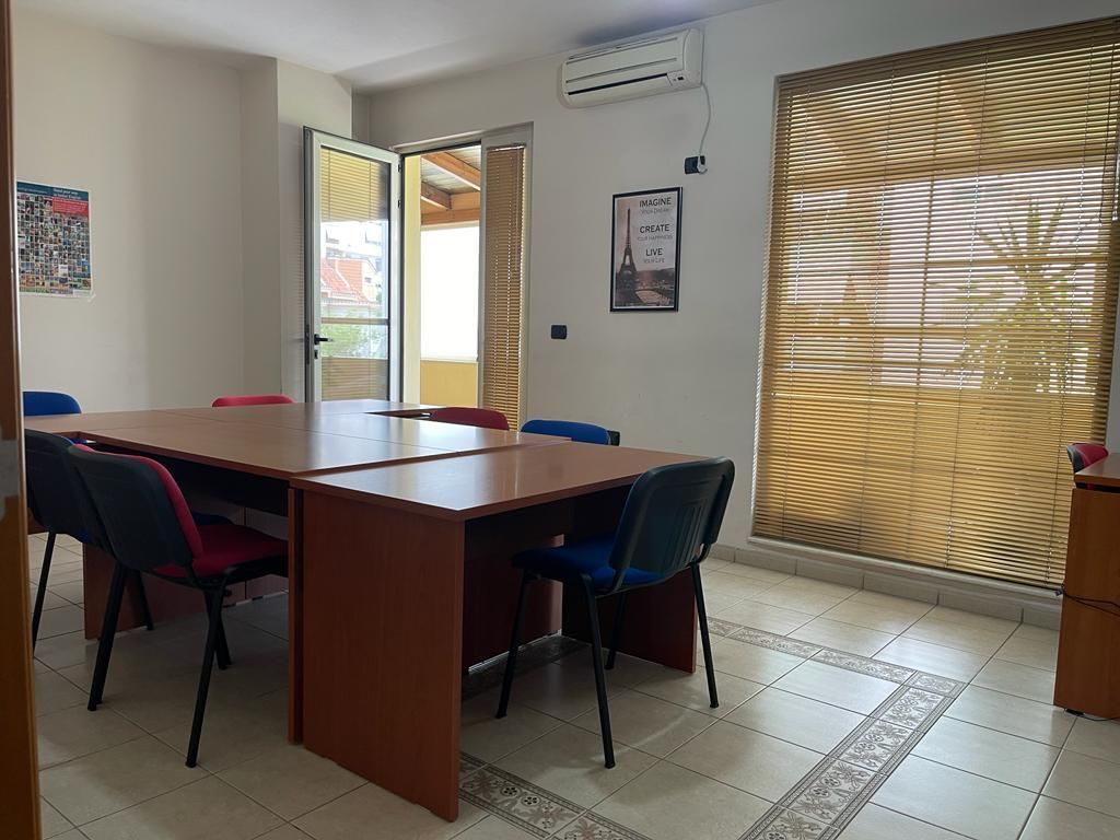 ● Me Qera: ZYRË 197 m² me 2 🚾📍DON BOSKO (Përballe Kishës Katolike) ⛪️ Kati 2, Ndarë në 7 Ambiente Pune + Depo | Çmimi: 850€ NETO/Muaj 🔥