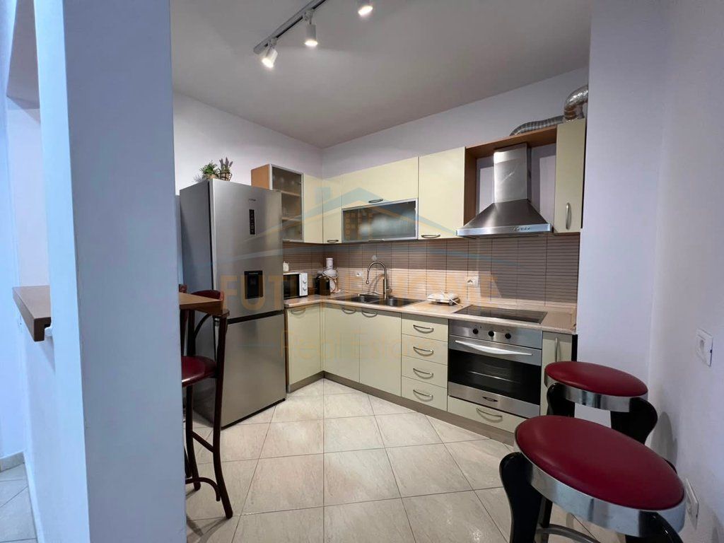 Shitet, Apartament 2+1, Komuna e Parisit