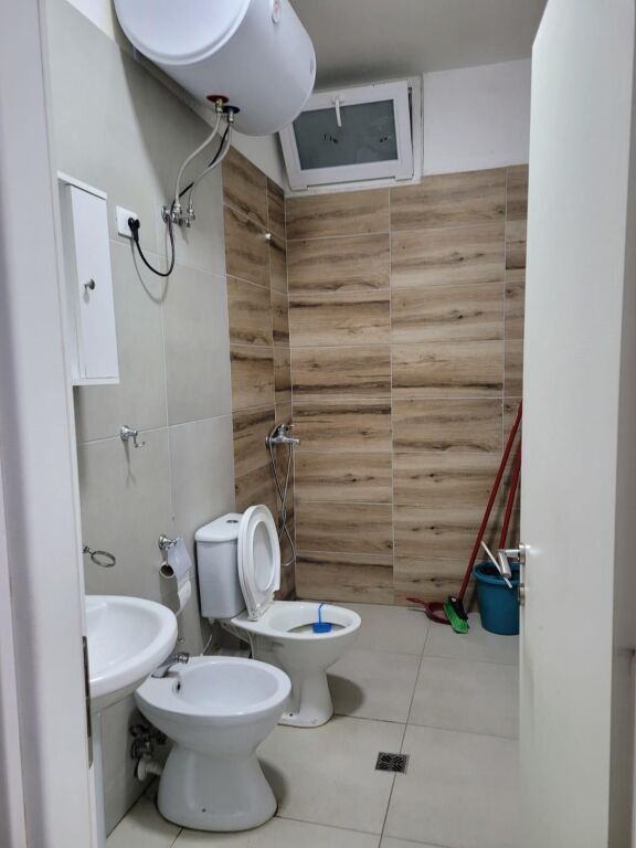 🏢In the 5 Maj area, Kompleksi Inerti offers for rent a 1+1 apartment, furnished. 40,000 Leke    