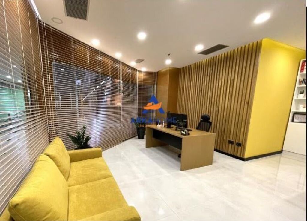 JEPET ME QIRA AMBIENT BIZNESI 35M2 "RRUGA E ELBASANIT" 750 EURO