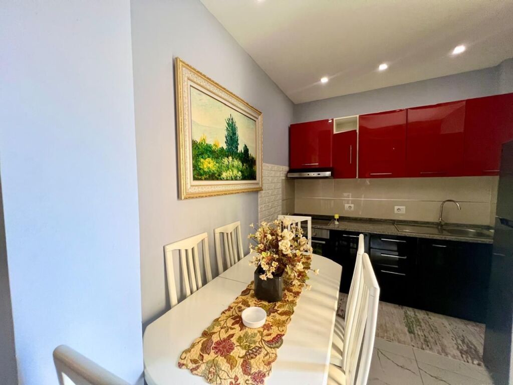 Apartament 1+1 me qera perballe Ekonomikut tek Ana Market