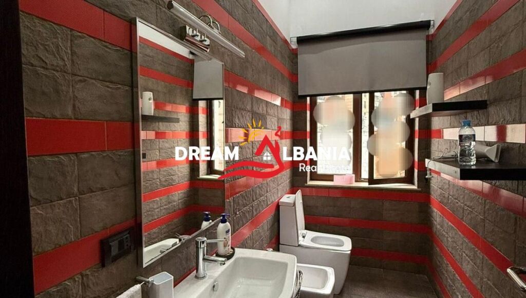 Jepet Apartament 2+1+2 me Tarrace me qera  Kryqezimi i Rruges se Dibres me Rrugen e Barrikadave  (ID 42215591)