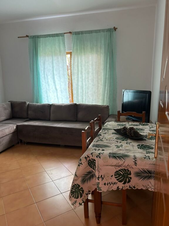 Jepet me qera apartament 1+1 në Astir për vetëm 35 000 lekë