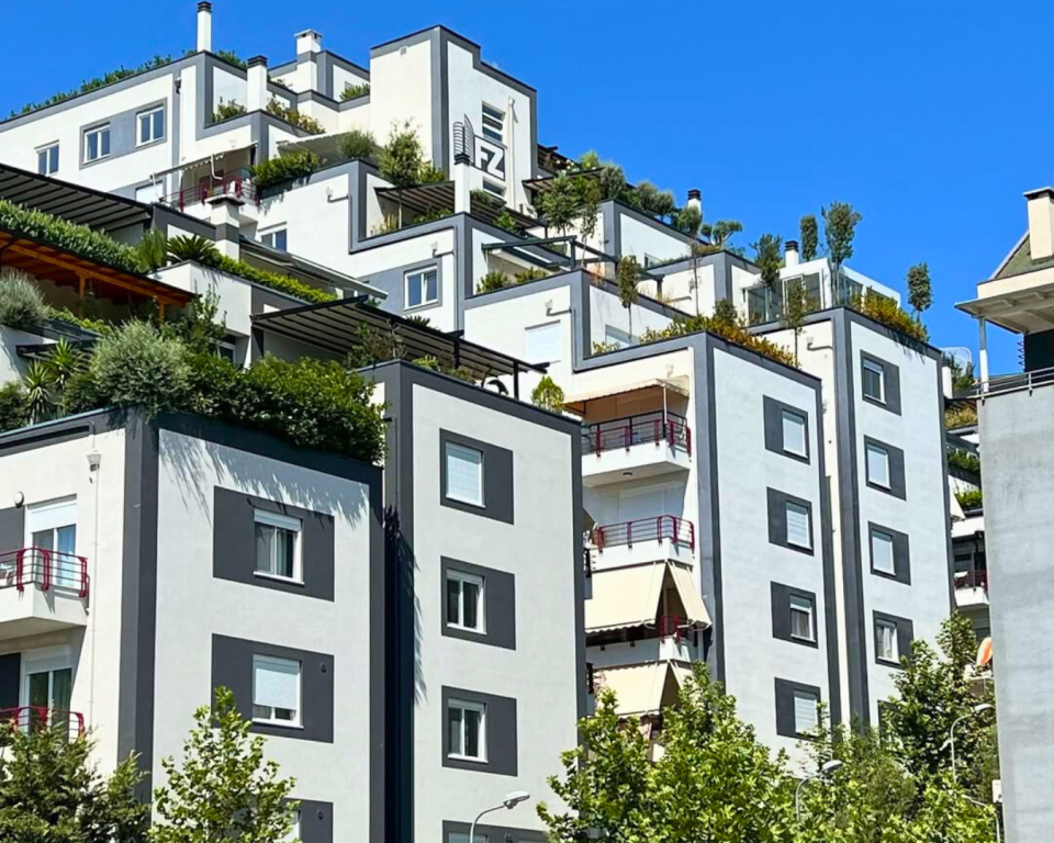 Appartamento 2+1 con Veranda e Cortile Privato – Lago Secco, Tirana