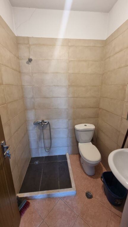 Jepet me qera apartament 2+1 në Yzberisht,
