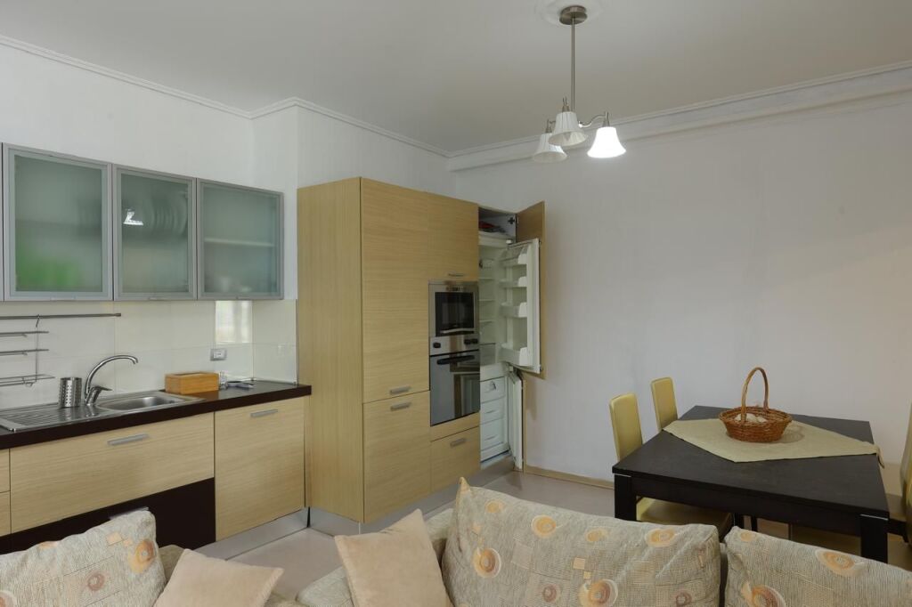 Shitet apartament  2+1+2prane tregut elektrike