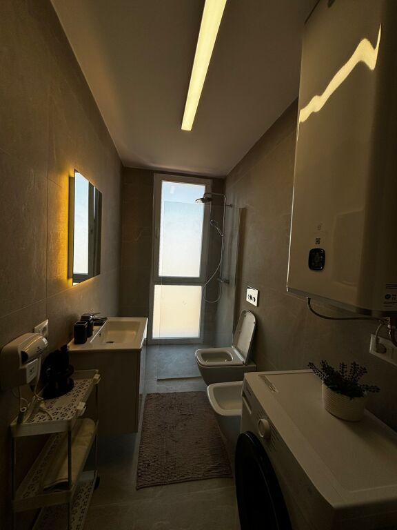 🔑 Jepet me Qira Apartament 1+1 – Jordan Misja📍 Pranë Stacionit të Trenit, Rruga Vjosa