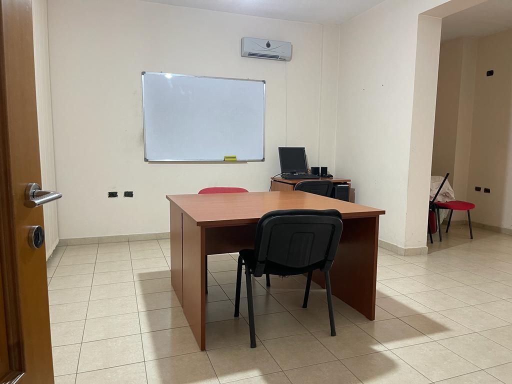 ● Me Qera: ZYRË 197 m² me 2 🚾📍DON BOSKO (Përballe Kishës Katolike) ⛪️ Kati 2, Ndarë në 7 Ambiente Pune + Depo | Çmimi: 850€ NETO/Muaj 🔥
