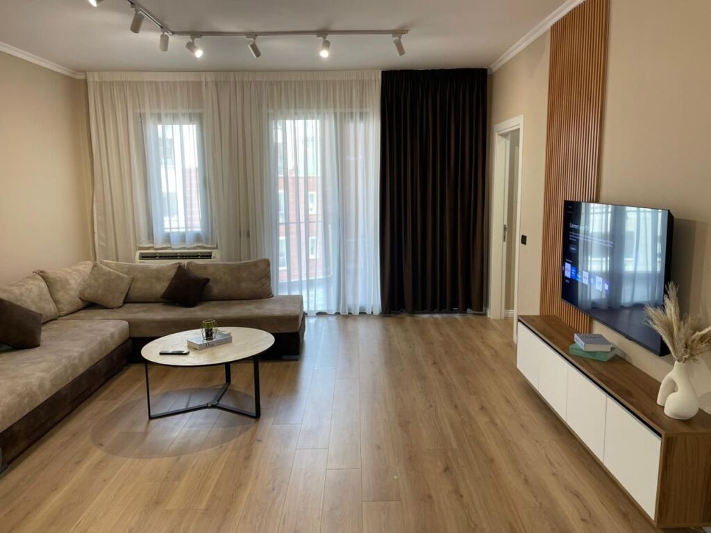 Apartament Premium ME Qera✨️: 1+1 +1 🅿️Post Parkimi - 📍Rruga e Kosovareve (Prane Liqenit Artificial) - 950€/Muaj - Pallat i Ri⚜️ - K.2 - 80m²