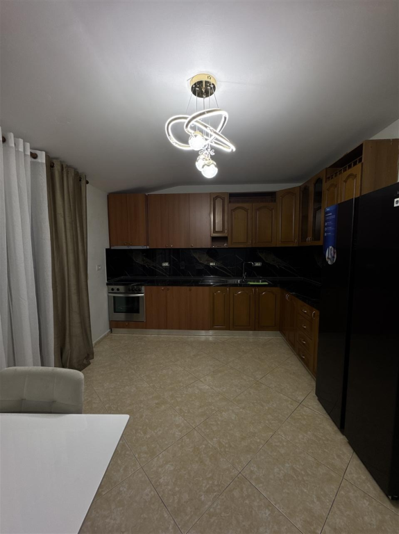 Qera | Shtëpi private 2 + 1 | Kodra E. Priftit | 550 €/muaj