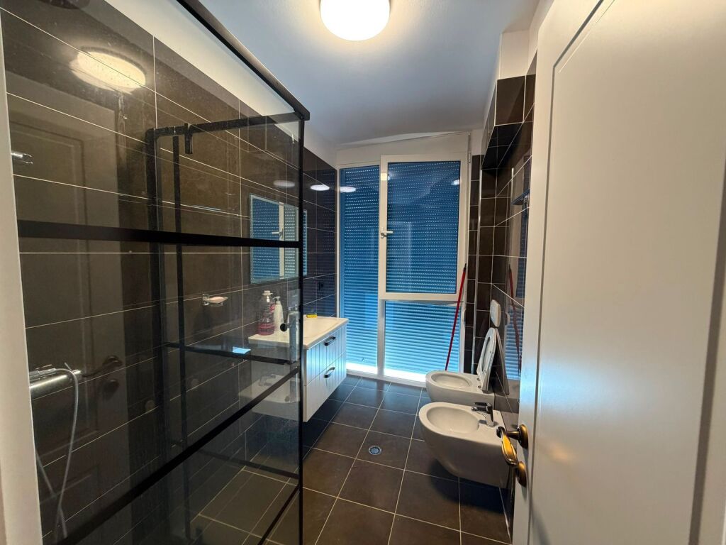 🏡 APARTAMENT 2+1 ME QERA – RRUGA E BARRIKADAVE