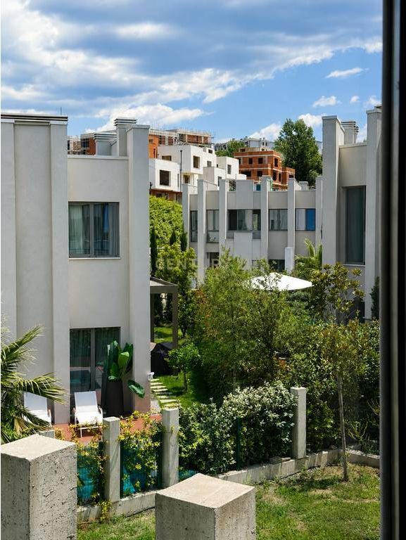VILË LUKSOZE ME QIRA NË GREEN VALLEY – LIQENI I THATË