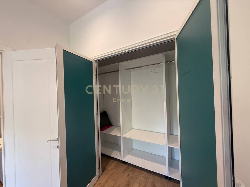 RRUGA E DURRESIT, APARTAMENT 2+1 PER QIRA !