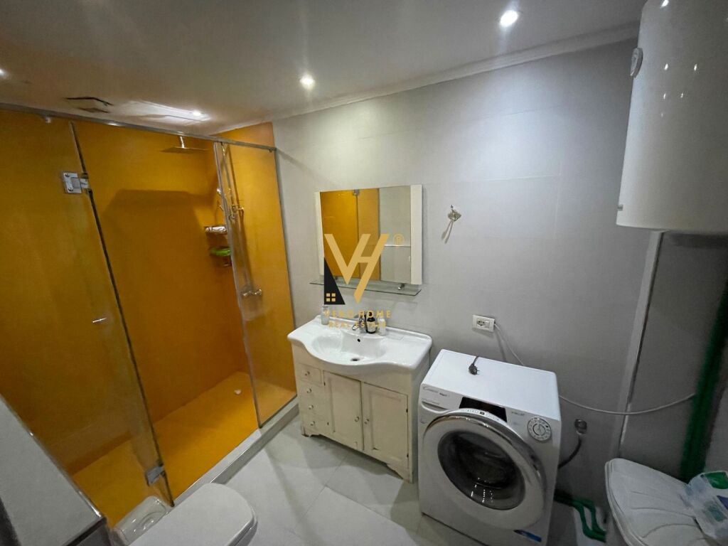 JEPET APARTAMENT 3+1+2+BLK ME QERA TEK KOMUNA E PARISIT 1.100 EURO