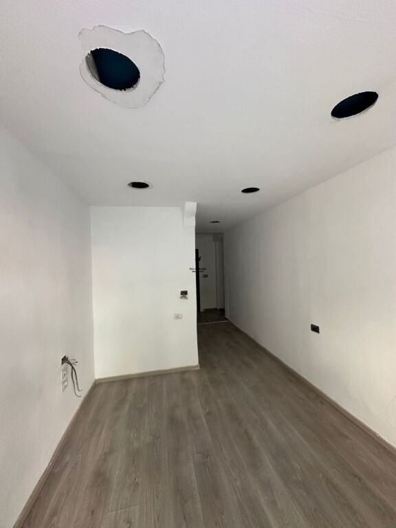 SHOP FOR RENT 35 M2 BLLOK 150,000 LEKE FH-80407