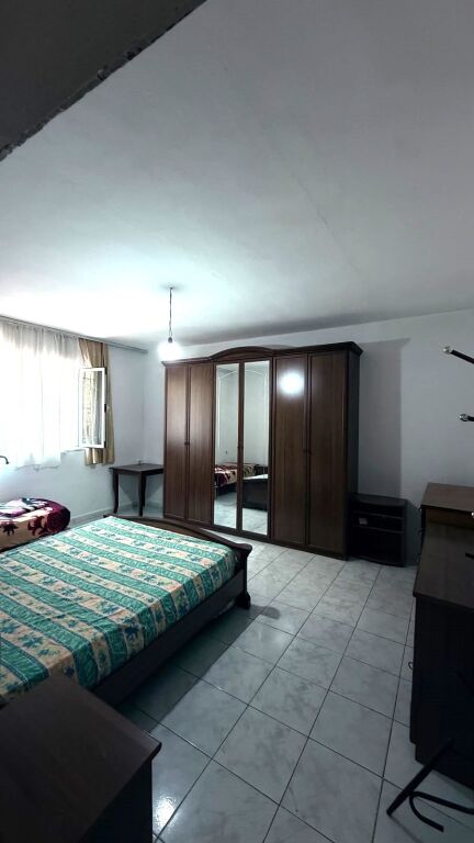 🏠 JEPET HYRJE 1+1 ME QERA TEK ZOGU I ZI, PRANË KRYQIT TË KUQ