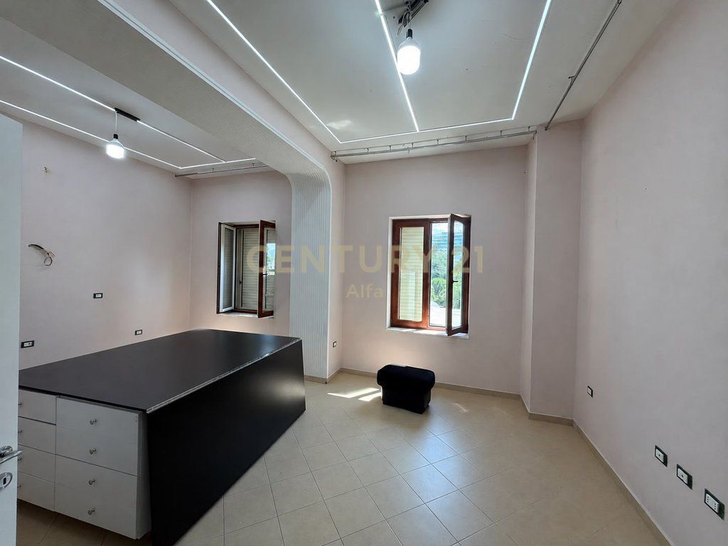 Apartament 2+1 tek Shallvaret – Pamje nga Parku Rinia, Ideal per Zyra, Klinika dhe Biznese Prestigjioze