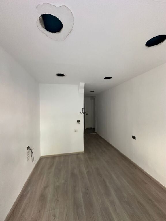 SHOP FOR RENT 35 M2 BLLOK 150,000 LEKE FH-80407