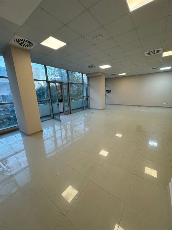 Ambjent biznesi me qira prane pallatit te sportit Durrës