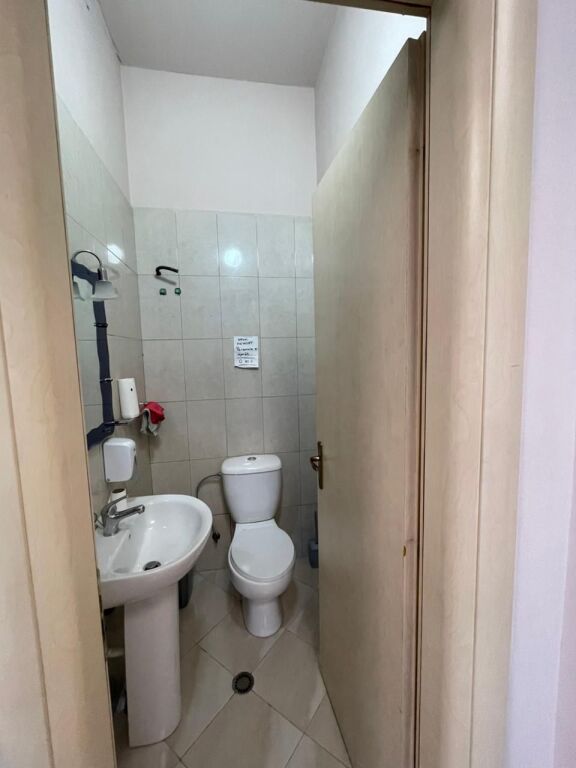 Ambjent biznesi me qira prane pallatit te sportit Durrës