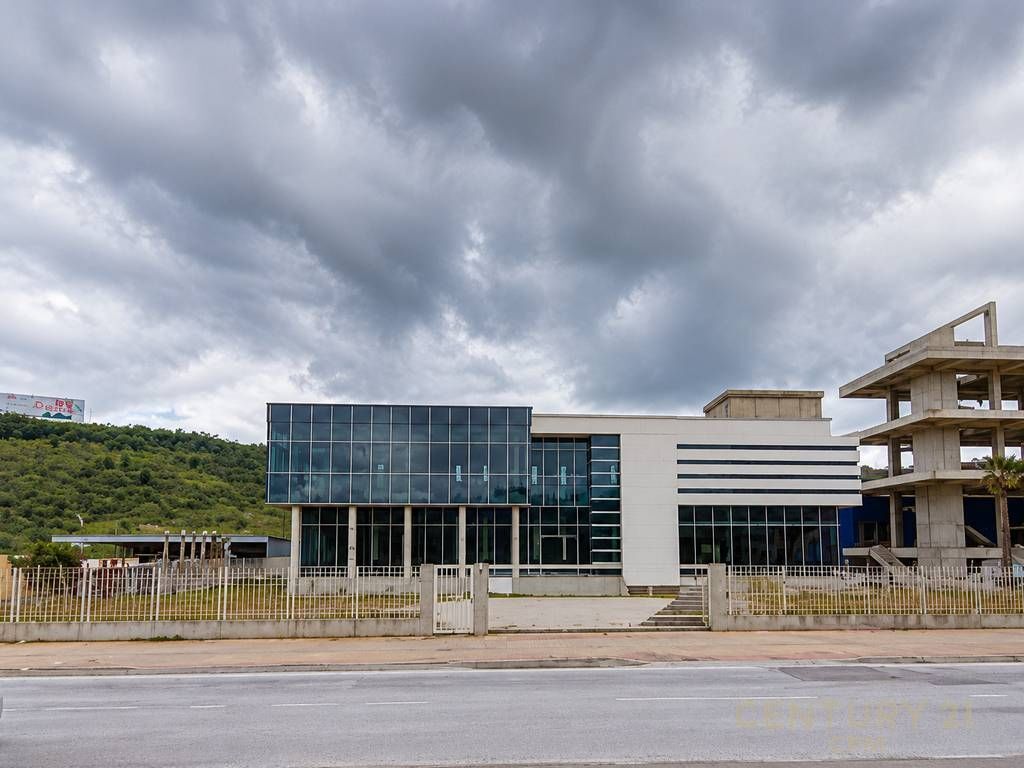Immobile commerciale sul lato della strada dell'autostrada Tirana-Durrës 2.600.000 €
