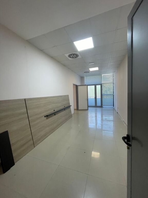 Ambjent biznesi me qira prane pallatit te sportit Durrës