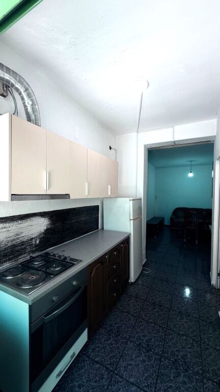 🏠 JEPET HYRJE 1+1 ME QERA TEK ZOGU I ZI, PRANË KRYQIT TË KUQ