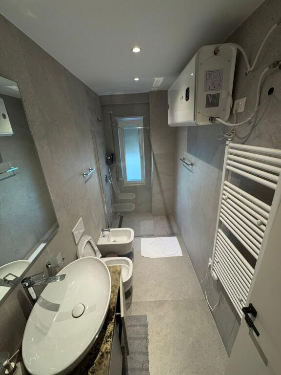 🏡 Jepet me Qira Apartament 2+1+2 – Liqeni i Thatë, pranë Radisson