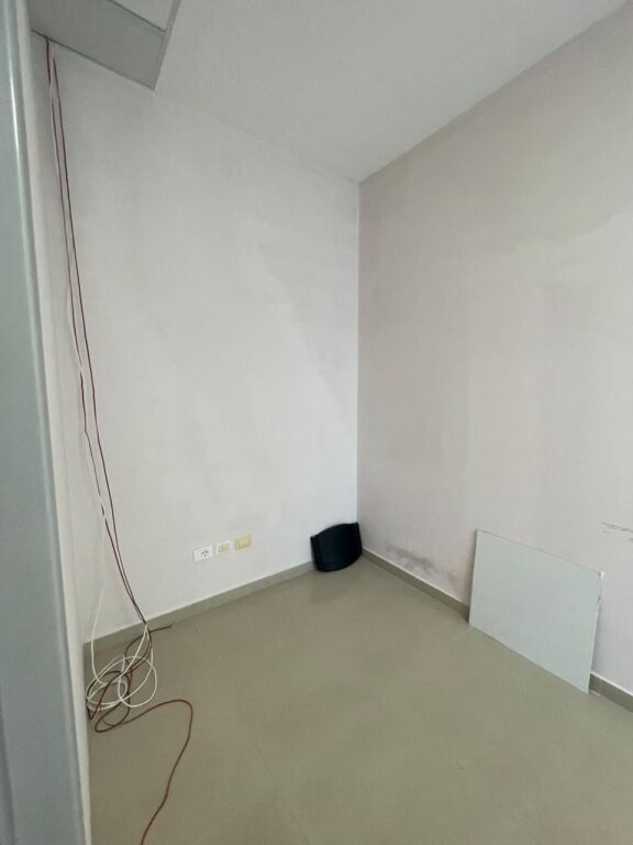 Ambjent biznesi me qira prane pallatit te sportit Durrës