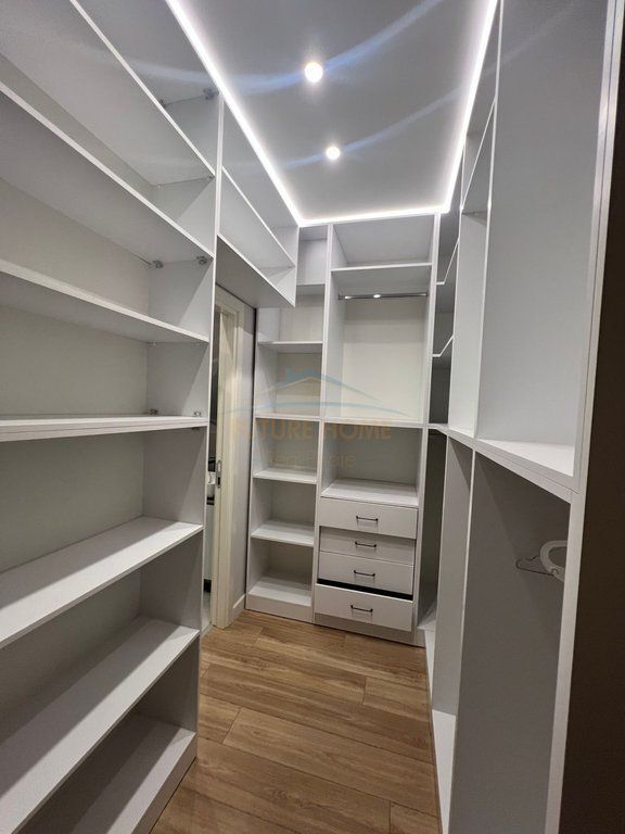 For sale, Apartment 2+1+2+ Storage, Bill Klinton Street, Tirana