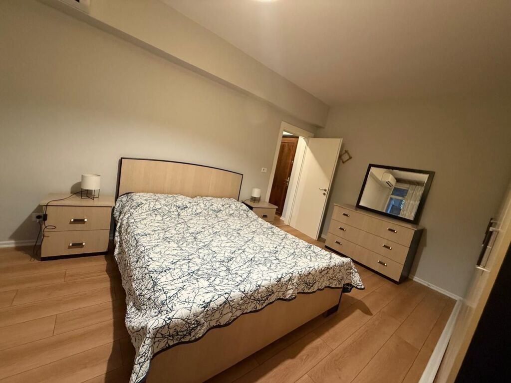 Apartament me Qira 1+1 prane Gjimnazit Petro Nini