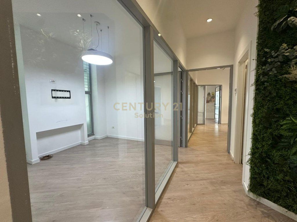BUSINESS UNIT 324M2 FOR RENT, ASTIR ON MAIN ROAD!