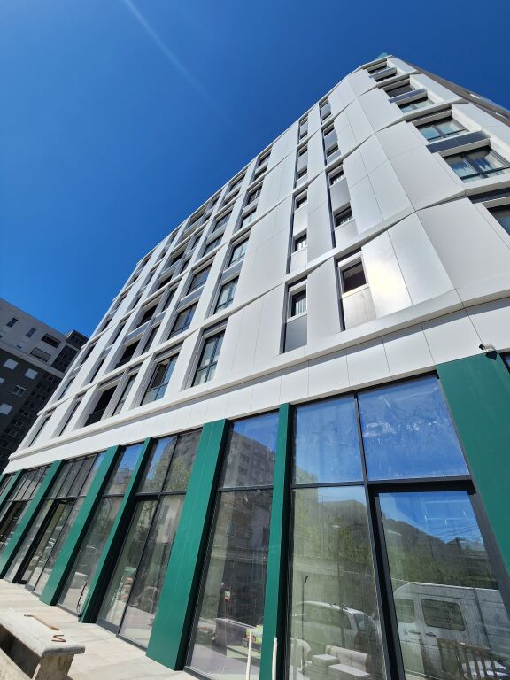 ● UFFICIO DI LUSSO: 89,1 m² – 1° Piano Tecnico (📍KOMUNA E PARISIT – White Cloud Residence) | 3 Ambienti di Lavoro 🌐 | Aria Condizionata CHILLER ✅️ | Prezzo: 120.000 Lek NETTI/Mese 🔥