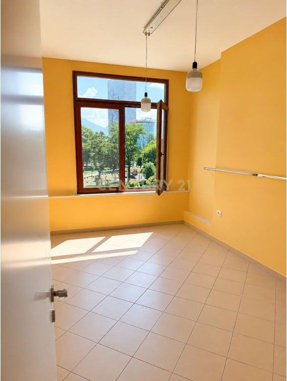 Apartament 2+1 tek Shallvaret – Pamje nga Parku Rinia, Ideal per Zyra, Klinika dhe Biznese Prestigjioze