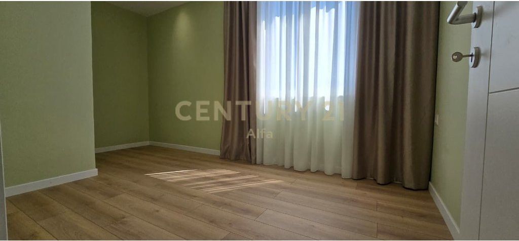 Shitet Apartament 2+1 tek Myslym Shyri