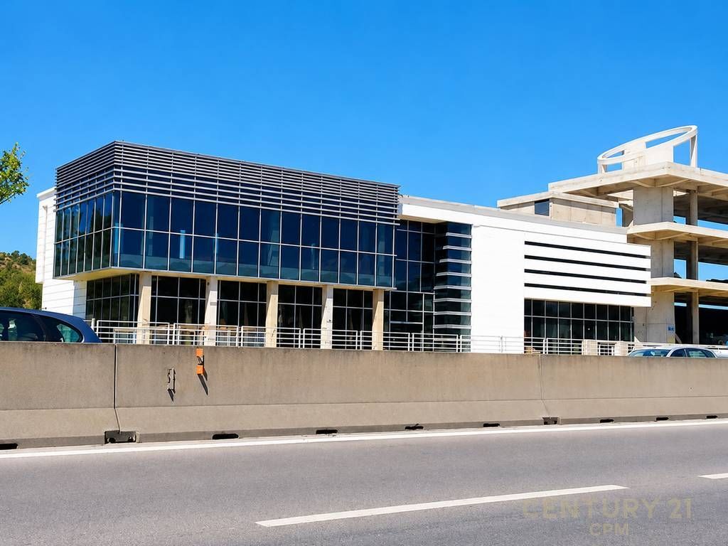 Immobile commerciale sul lato della strada dell'autostrada Tirana-Durrës 2.600.000 €